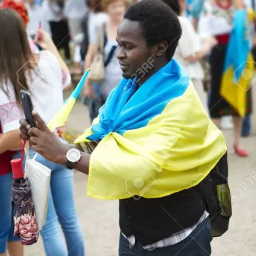 31104911-die-jungen-afrikanischen-mann-mit-einem-telefon-die-ukraine Ukraine/Un Ivoirien alerte : Les Africains n’ont pas le droit de traverser la frontière polonaise