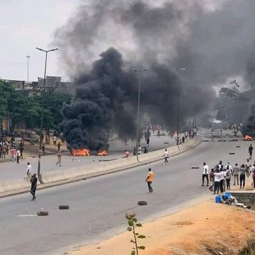 Casse d’Abobo : Les ferrailleurs prennent la rue, la police gaze
