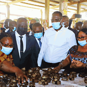 Lutte contre la vie chère : une délégation ministérielle visite des commerçants et industriels