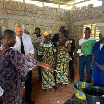 ph. Man USA Man / L’Ambassadeur des Etats-Unis visite un projet de petites subventions pour l’auto-assistance