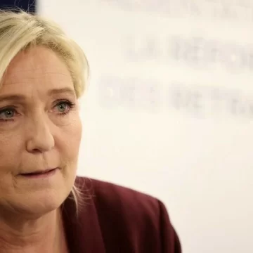 ph. France Marine Le Pen PFrance : Marine Le Pen prône une relation «adulte» avec l’Afrique, Achille Mbembe lance un appel contre elle