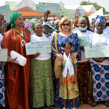 ph. Fête des mères Kouto Côte d’Ivoire / Fête des mères à Kouto : Dominique Ouattara couvre les femmes de cadeaux