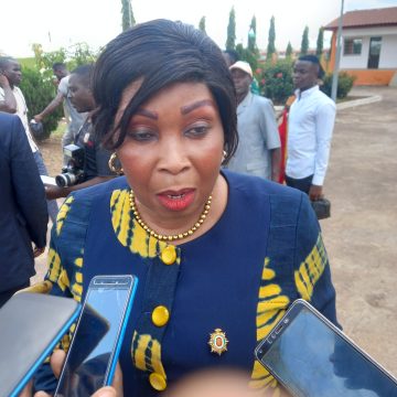 ph. Mme Séa proche de Kandia Côte d’Ivoire / Absence de Bédié et Gbagbo à Yamoussoukro, recherche de la paix et la réconciliation : Une proche de Kandia Camara parle aux militants du RHDP