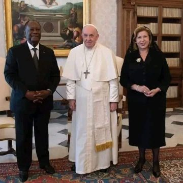 ph. le pape et le couple ouattara Visite de travail fructueuse au Vatican : La rencontre de «réconciliation» entre le pape François et le président Ouattara a eu lieu