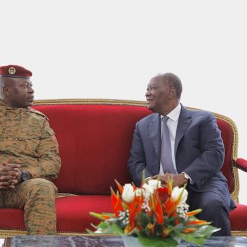ph. ouattara et damiba En visite de travail à Abidjan hier : Damiba obtient le soutien de Ouattara pour réussir la transition au Burkina Faso