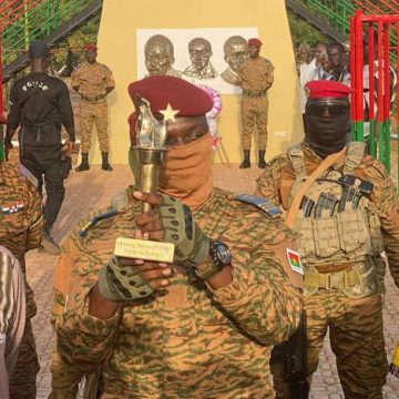 ph. capitaine ibrahim traoré au mausolée thomas sankara Burkina Faso : Le nouveau président de la transition accueilli par un drame