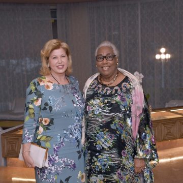 ph. dominique ouattara et thérèse houphouet 2 Visite de courtoisie et de retrouvailles : Mme Ouattara chez Mme Houphouët