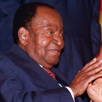 Ivory-Coast President Felix Houphouet-Boigny smiles to photographers during the awarding ceremony of.. Félix Houphouët-Boigny aurait eu 117 ans aujourd’hui : L’hommage et l’appel du Forum des Houphouétistes