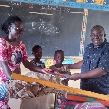 ph. ouragahio Ouragahio : Des cadres offre des fournitures scolaires à des élèves de Karahi