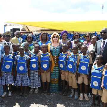 ph.distribution kits scolaires Côte d’Ivoire / solidarité : Dominique Ouattara offre 15.000 kits scolaires de 150 millions Fcfa aux écoliers