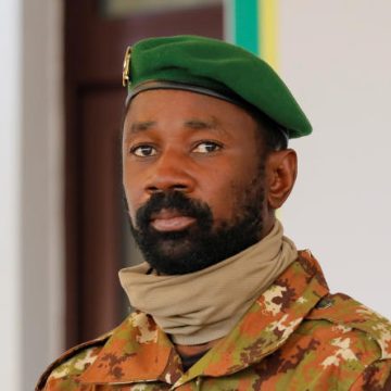 Colonel Assimi Goita, leader of Malian military junta, looks on while he stands behind Niger's President Mahamadou Issoufou during a photo opportunity after the Economic Community of West African States (ECOWAS) consultative meeting in Accra Mali/ La liberté d’expression et de presse en danger : La chaîne Djoliba TV suspendue pour avoir critiqué le régime de transition