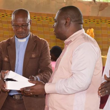 ph. kandia soutient l'église 1 Lakota / Église méthodiste unie de Goudouko : Kandia Camara équipe le siège et soutient la communauté religieuse