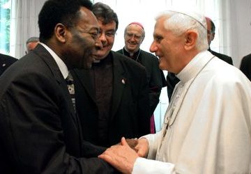 FILE PHOTO: Pope Benedict shakes hands with Brazilian soccer legend Pele during their meeting in Cologne. Deuil / Les grandes disparitions de la fin 2022 : L’ex-Pape Benoît XVI et le « Roi » Pelé tirent leur révérence à l’orée de 2023