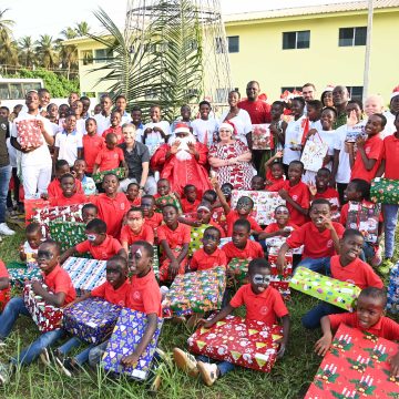 Fête de Noël : Les pensionnaires de la Case des enfants comblés de cadeaux
