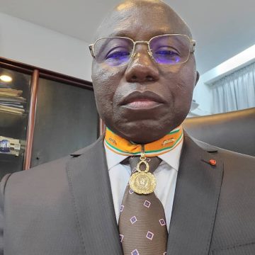 ph. décoration imprimerie nationale Fonction publique / Après sa décoration dans l’ordre du mérite : Le DG de l’imprimerie nationale reconnaissant au chef de L’Etat