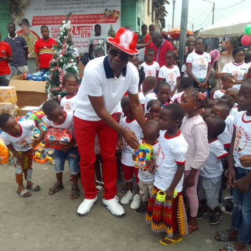 Arbre de Noël à Attécoubé : Le conseiller Antoine Dibi Djama donne le sourire à 1500 enfants