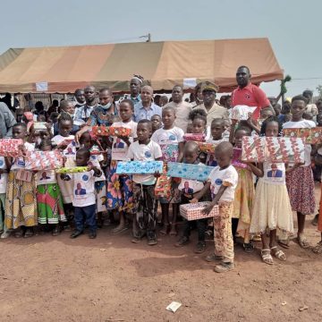 Krazandougou (Gbapleu) : Koné Bakary comble les enfants de milliers cadeaux