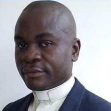 ph. cameroun révérend père Ola Bebe tué Cameroun / Un autre journaliste menacé, retrouvé mort L’UJPLA condamne l’assassinat du Révérend-Père Jean Jacques Ola Bébé et interpelle les autorités