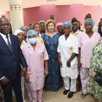 ph. dominique ouattara à l'hôpital 2 Visite de l’hôpital Saint Joseph Moscati de Yamoussoukro – Impressionnée, Dominique Ouattara lance un message aux populations