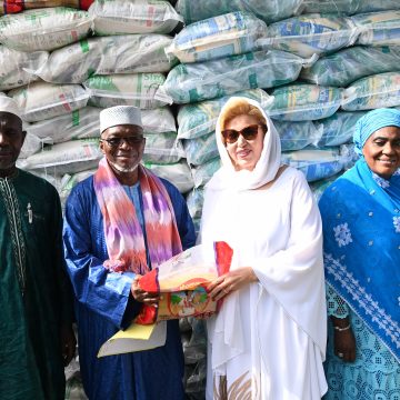 Côte d’Ivoire /  Soutien en période de Jeûne  – Dominique Ouattara offre 130 millions de Fcfa de vivres aux musulmans  