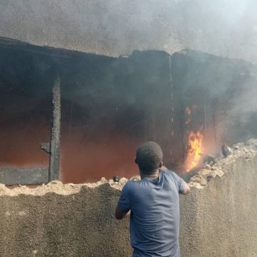 Drame à Abobo – Un commissaire de justice perd tout dans un incendie