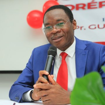 ph. dédicace 2 Littérature / Dédicace de « Tout savoir sur la drépanocytose » Pr. Gustave Koffi rend hommage à son maître