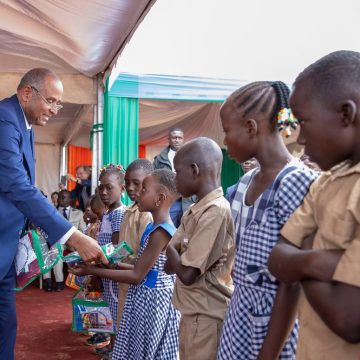 ph. distribution kits scolaires Côte d’Ivoire / Rentrée scolaire 2023-2024 : Le gouvernement offre plus de 3 millions kits scolaires aux élèves