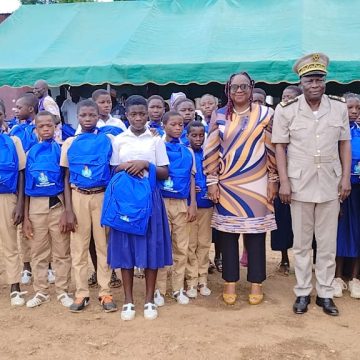 Dons de kits et de prises en charge scolaires : Le prof Abiba Sanogo Koné comble les élèves de la région de la Marahoué