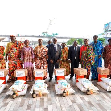 ph.dons du président ouattara 2 District autonome d’Abidjan – Le président Alassane Ouattara offre des tonnes de kits alimentaires aux populations