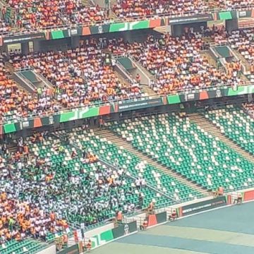 ph. stade claisemé CAN 2023 / Match Côte d’Ivoire Nigeria- Le stade d’Ebimpé affiche encore de nombreux gradins vides