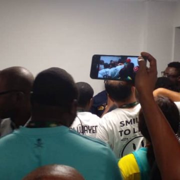ph. tension journalistes et cuisiniers CAN 2023 / 8èmes de finale Nigéria-Cameroun – Vive tension entre journalistes et cuisiniers au stade FHB
