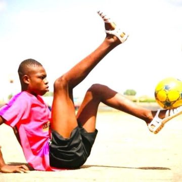 ph.footballeur accrobate bon CAN 2023 / En attraction dans la Fan Zone à Yamoussoukro – Un jeune footballeur appelle à l’aide