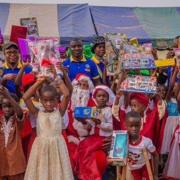 ph.sikensi cadeaux 1 Sikensi – Une Ong donne du sourire à plus de 500 enfants à Binao