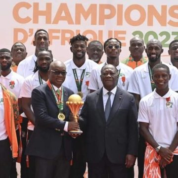 ph. le président ouattara et les éléphants CAN 2023 / Les Eléphants sacrés champions d’Afrique – Alassane Ouattara comble Emerse Faé, les joueurs, le staff technique et la FIF