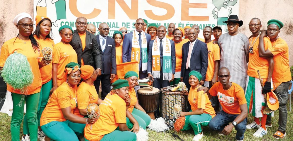 CAN 2023 – Le ministre Adjé Metch Silas offre du matériel au comité d&rsquo;animation des Eléphants