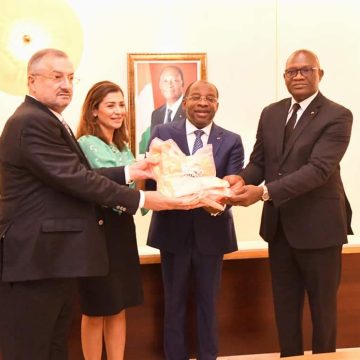 ph.dons aux éléphants Soutien aux Éléphants – Une société offre 3500 maillots au Premier ministre Beugré Mambé