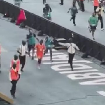 ph.hommage de gradel au maroc bon CAN 2023 / Les Eléphants remportent le trophée – Max Gradel rend hommage au Maroc