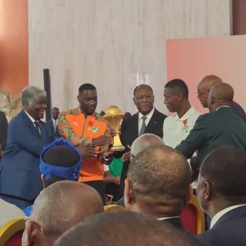 ph.ouattar avec émerse faé et max gradel Coaching des Eléphants après la CAN 2023 – Alassane Ouattara : « Il faut faire confiance à l’Ivoirien Faé Emerse »