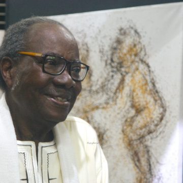 ph. monné bou et sa toile Arts plastiques – Monné Bou vit le vernissage de son exposition-hommage