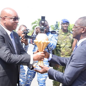 ph. sidi coupe can chez militaires Victoire des Eléphants à la CAN 2023 – L’armée ivoirienne accueille le trophée en fanfare