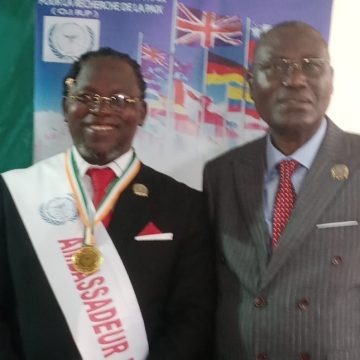 ph.ambassadeur de la paix bon Fait ambassadeur de paix par l’OIRP – Olivier Lazare Bolou Bi Goé reçoit ses insignes
