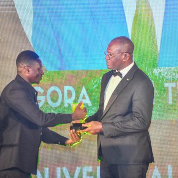 ph. le ministre metch récompense ebony Journalisme / Ebony 2023 – Le ministre Adjé Metch Silas comble des lauréats
