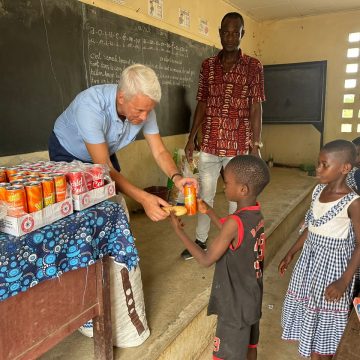 ph.ambassadeur de russie à tiébissou 1 N’Gattadolikro (Tiébissou) – L’ambassadeur de Russie comble les enfants et fait découvrir la culture russe
