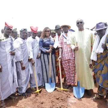 ph.vavoua Vavoua – La ministre Myss Belmonde Dogo lance les travaux de la maison des chefs traditionnels