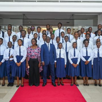 ph.meilleurs élèves et bictogo Côte d’Ivoire / Assemblée nationale – Les 45 meilleurs élèves du Lycée d’excellence Alassane Ouattara chez Adama Bictogo