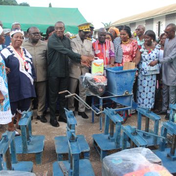 ph.claude sahi remettant les dons ouattara Autonomisation des femmes, soutien agricole – Alassane Ouattara comble les femmes du Tonkpi