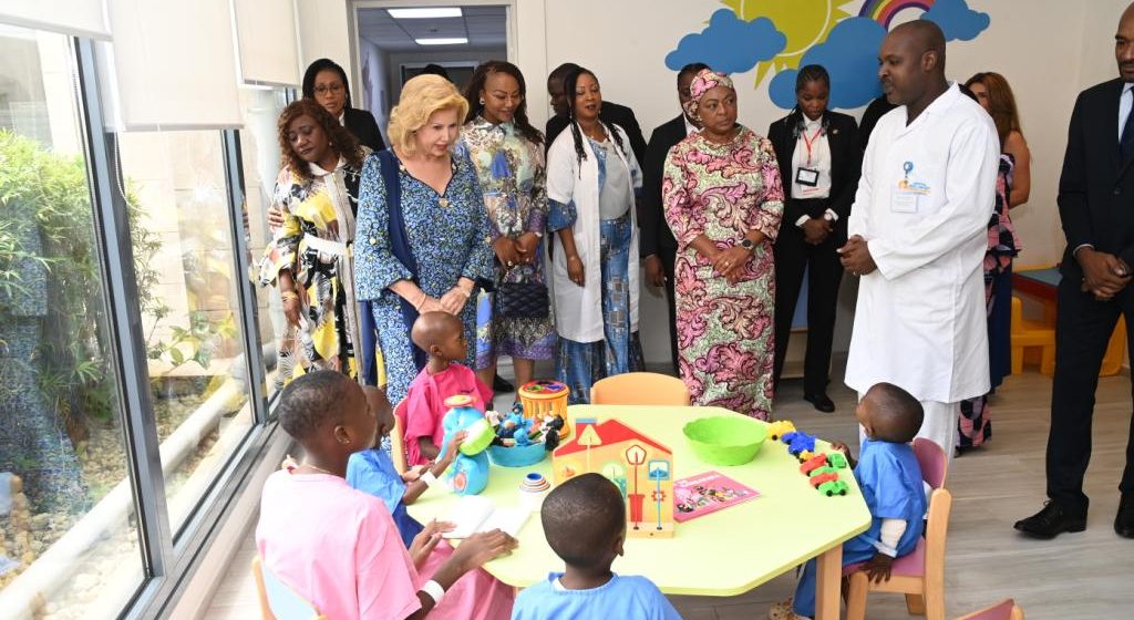 Santé de la mère et de l’enfant – La Première dame d’Angola, Ana Dias Lourenço, découvre l’Hôpital Mère-Enfant de Bingerville