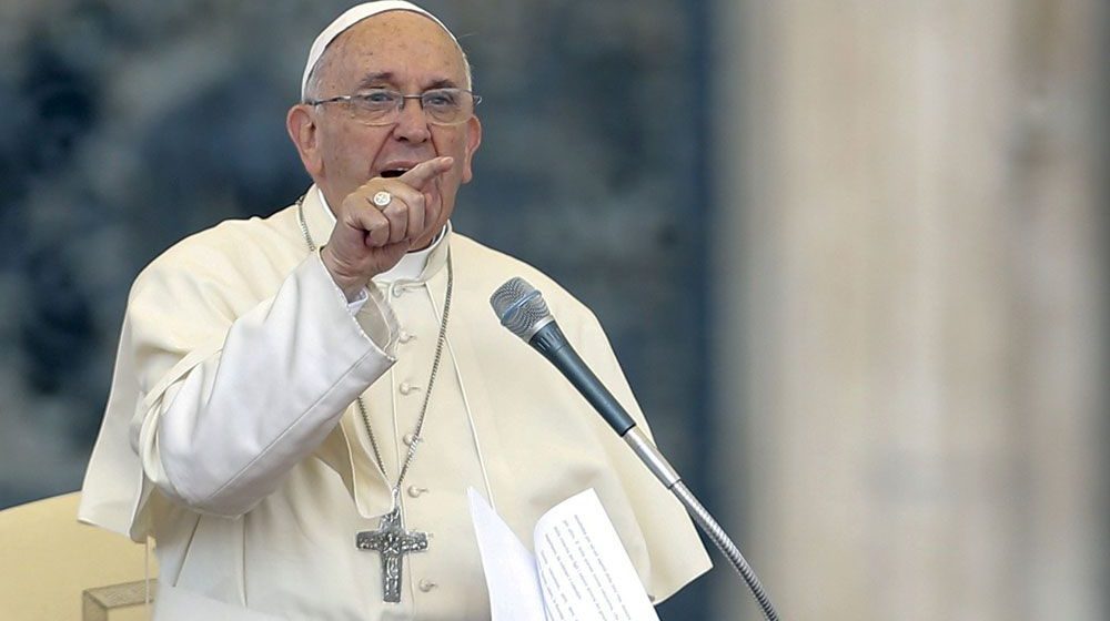 ph. le pape françois parle Le Pape François dénonce : « La démocratie n’est pas en bonne santé dans le monde aujourd’hui »