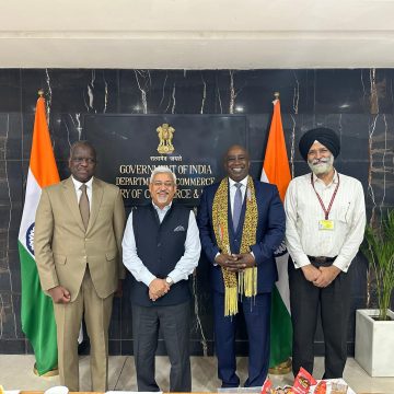 ph. rencontre en inde ambassadeur aly touré Côte d’Ivoire-Inde – L’ambassadeur Aly Touré échange avec le Secrétaire d’Etat au Commerce et à l’Industrie de l’Inde