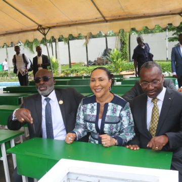 ph.opération déchets ménagers Côte d’Ivoire / Tables bancs, tabourets et ruches d’abeille – Voici la nouvelle vie des ordures ménagères recyclées
